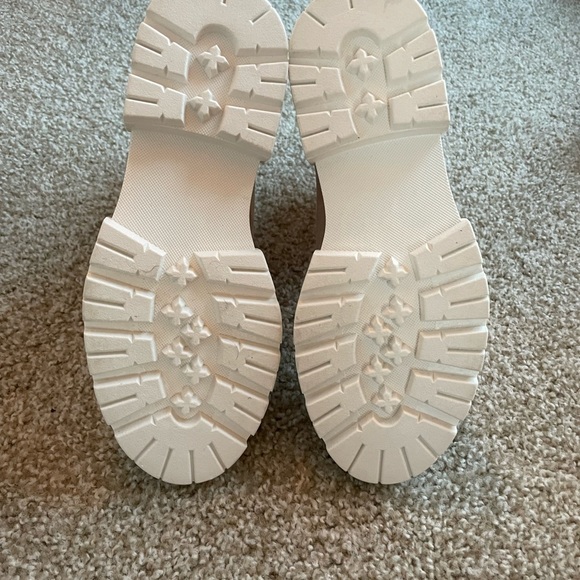 Tan and white platform boots size 8 - Picture 2 of 3